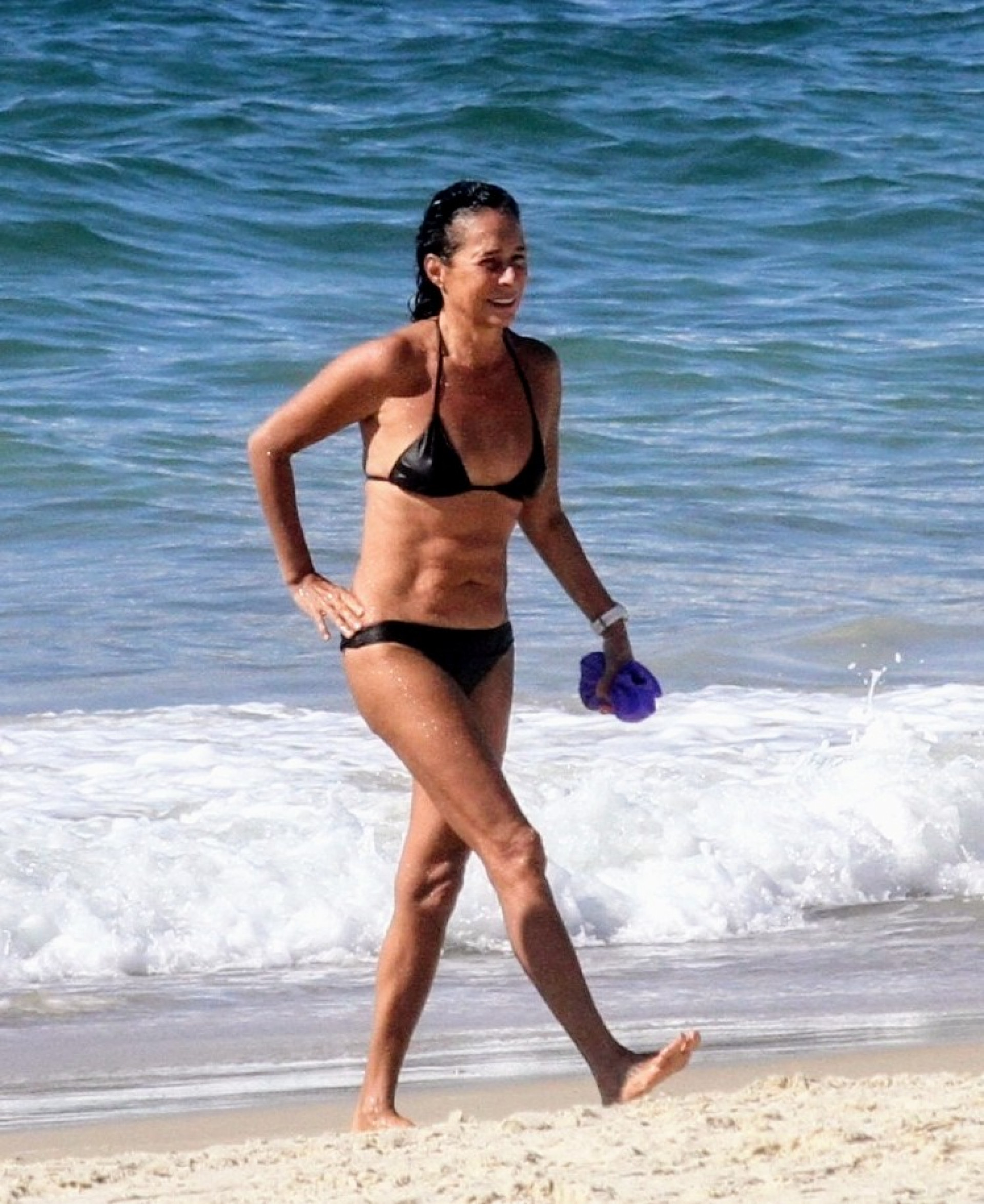 Andréa Beltrão curtiu dia em praia da Zona Sul do Rio  - Foto: Dan Delmiro/AgNews