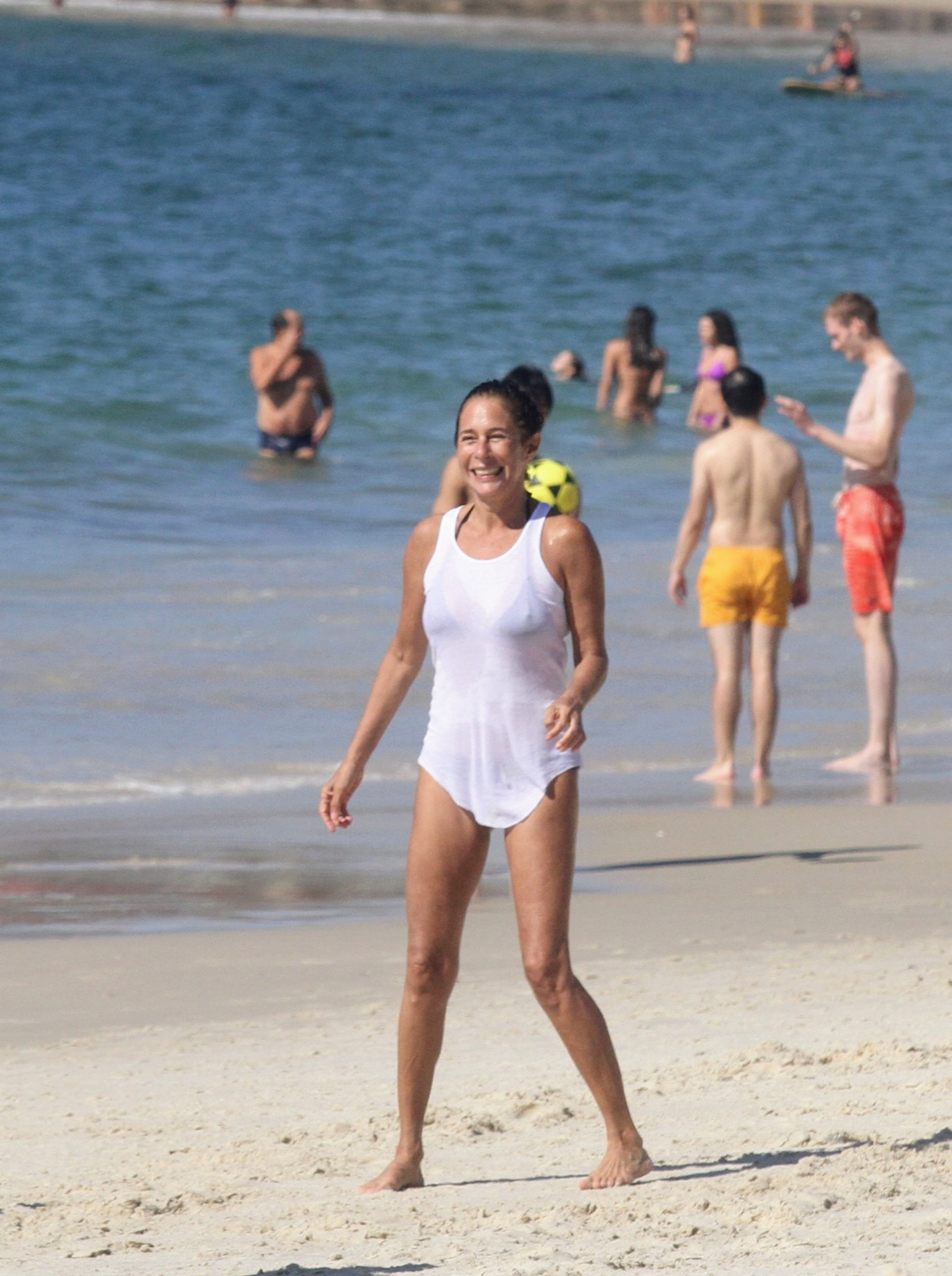 Andréa Beltrão curtiu dia em praia da Zona Sul do Rio  - Foto: Dan Delmiro/AgNews