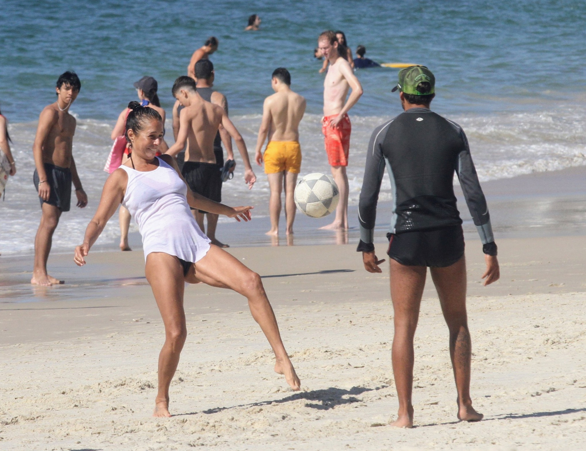Andréa Beltrão curtiu dia em praia da Zona Sul do Rio  - Foto: Dan Delmiro/AgNews