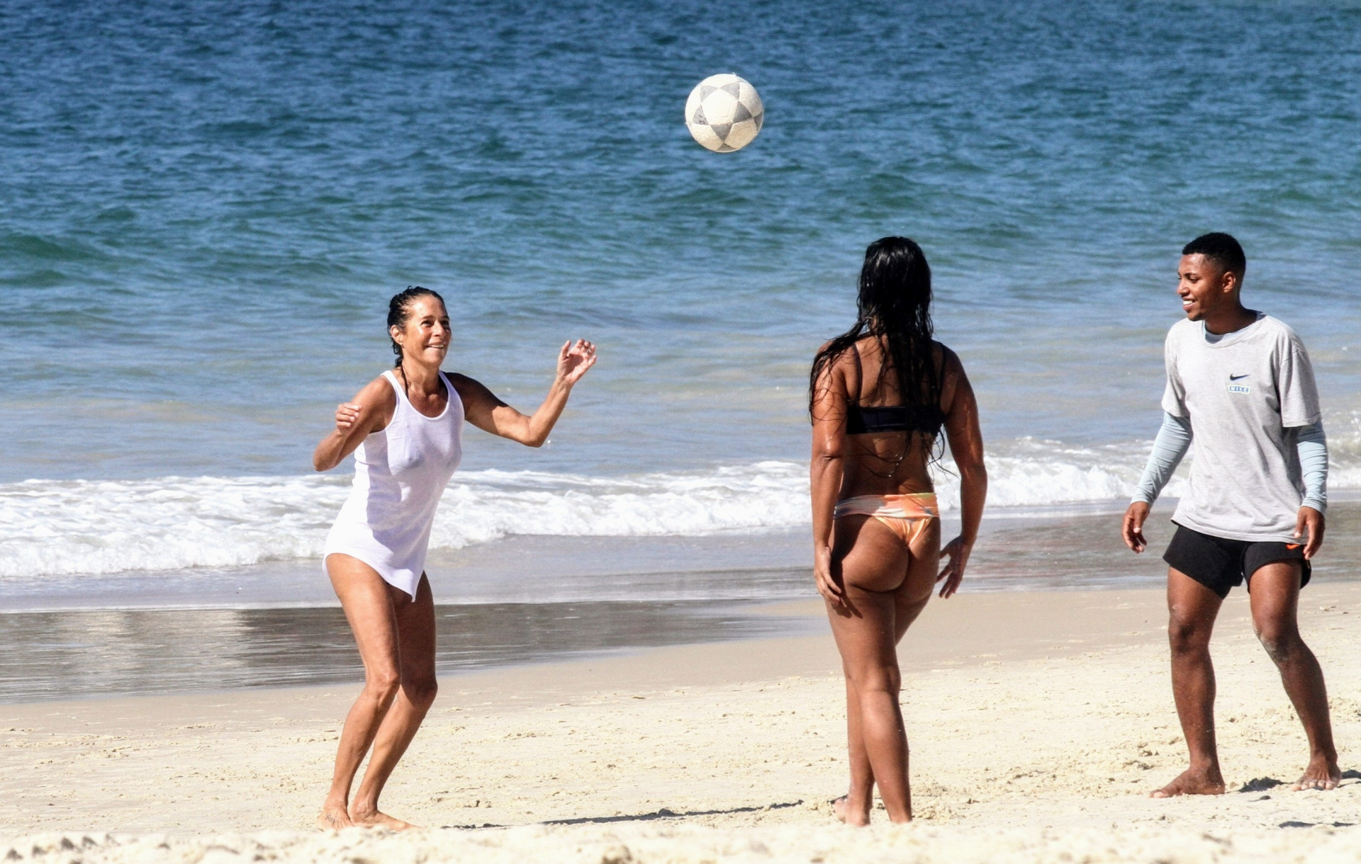 Fora da Globo, Andréa Beltrão joga futebol em praia no Rio de Janeiro