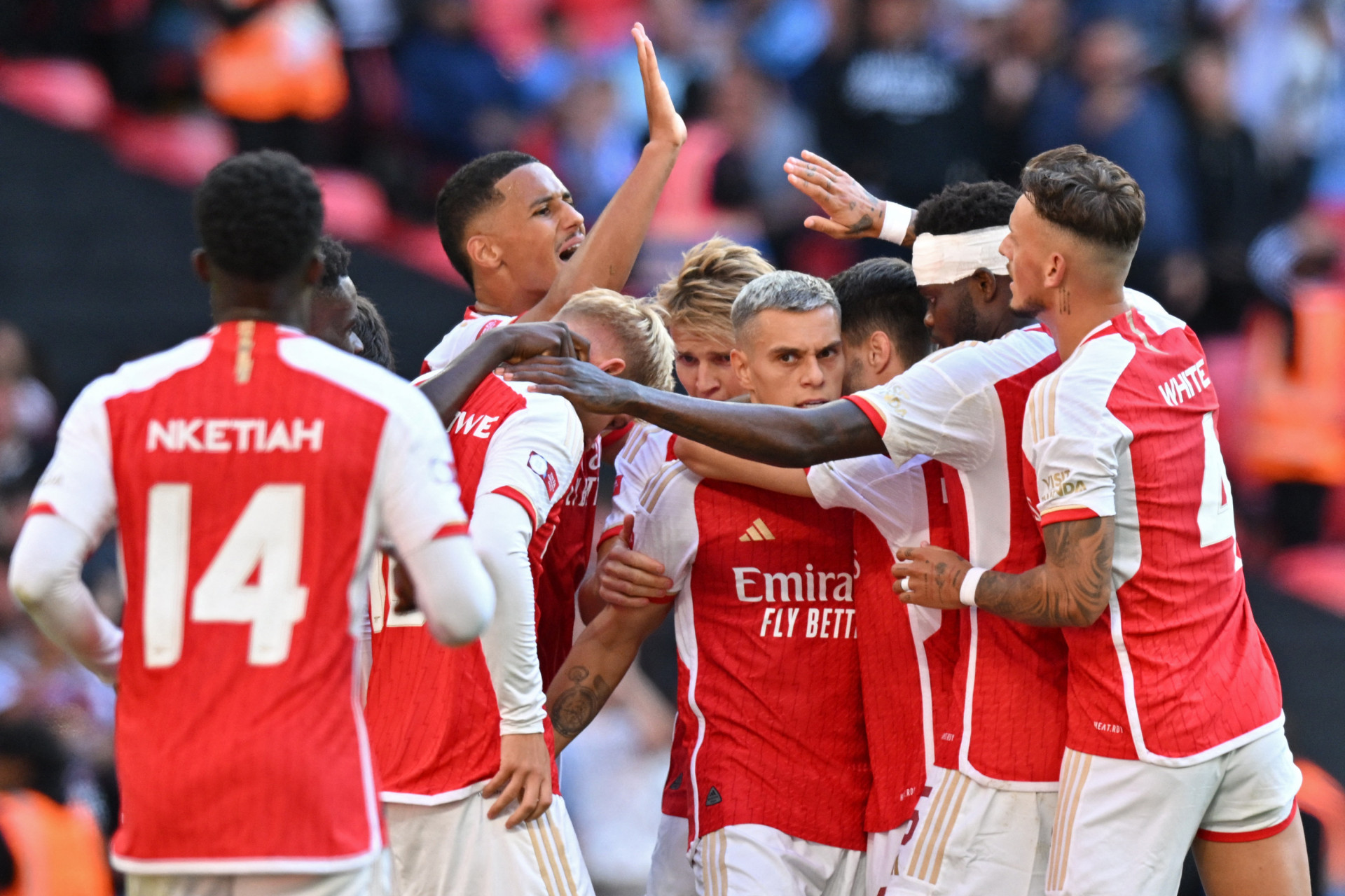 Elenco do Arsenal comemorando gol de Trossard nos acréscimos  - Glyn Kirk / AFP