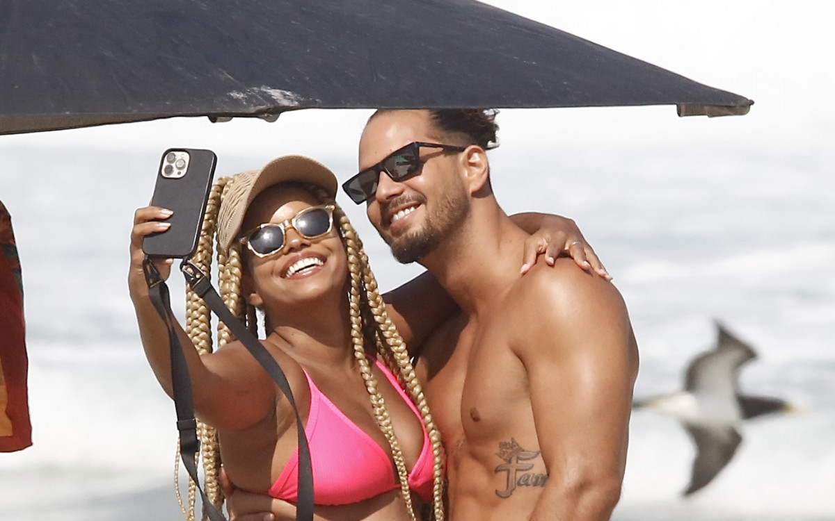 Jeniffer Nascimento aproveitou dia na praia com o marido, Jean Amorim