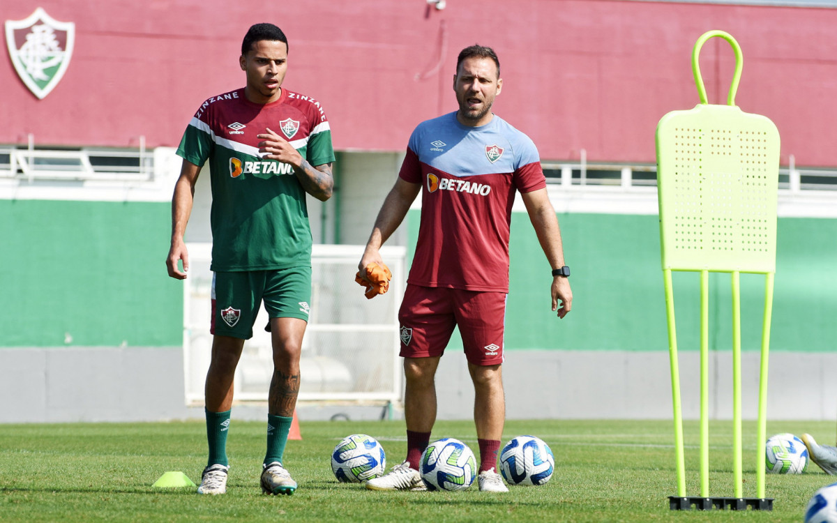 Alexsander, do Fluminense, volta a treinar com o elenco no CT Carlos Castilho