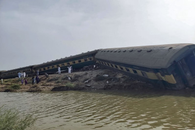 Descarrilamento de trem deixa pelo menos 15 mortos no Paquistão