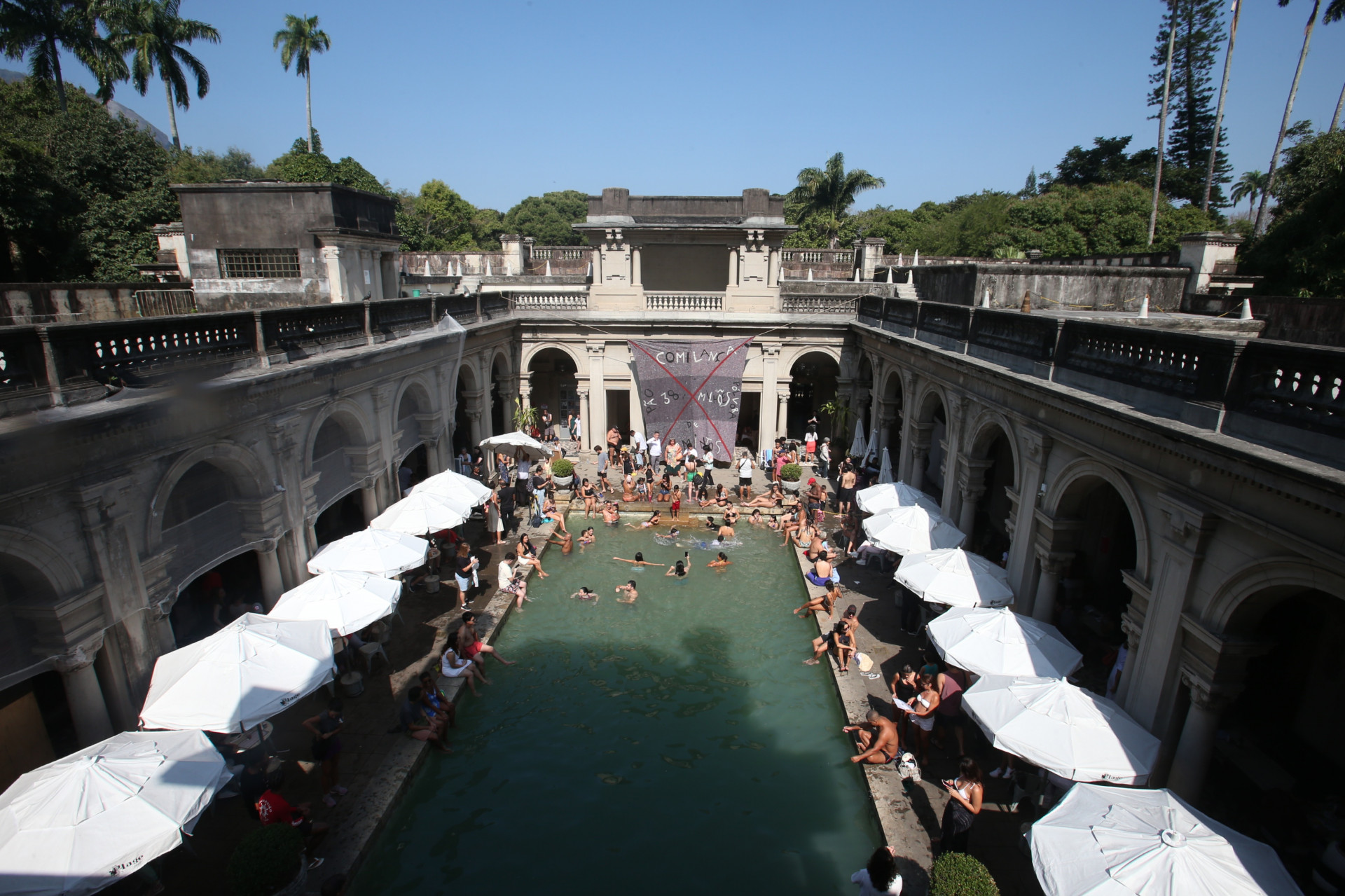 Visitantes lotaram a piscina do Parque Lage, que foi aberta ao público neste fim de semana - Cléber Mendes/Agência O Dia