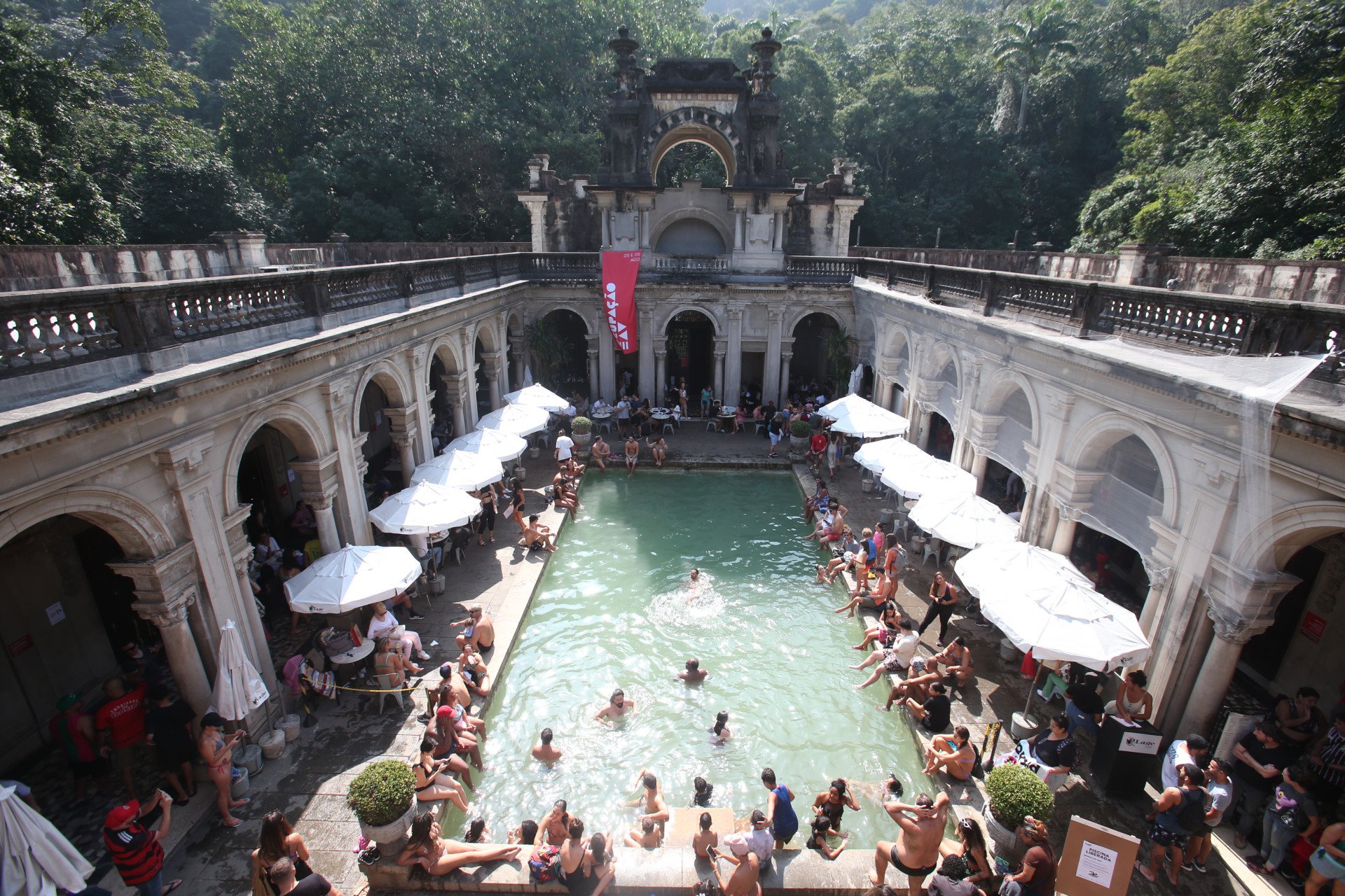 Visitantes lotaram a piscina do Parque Lage, que foi aberta ao público neste fim de semana - Cléber Mendes/Agência O Dia