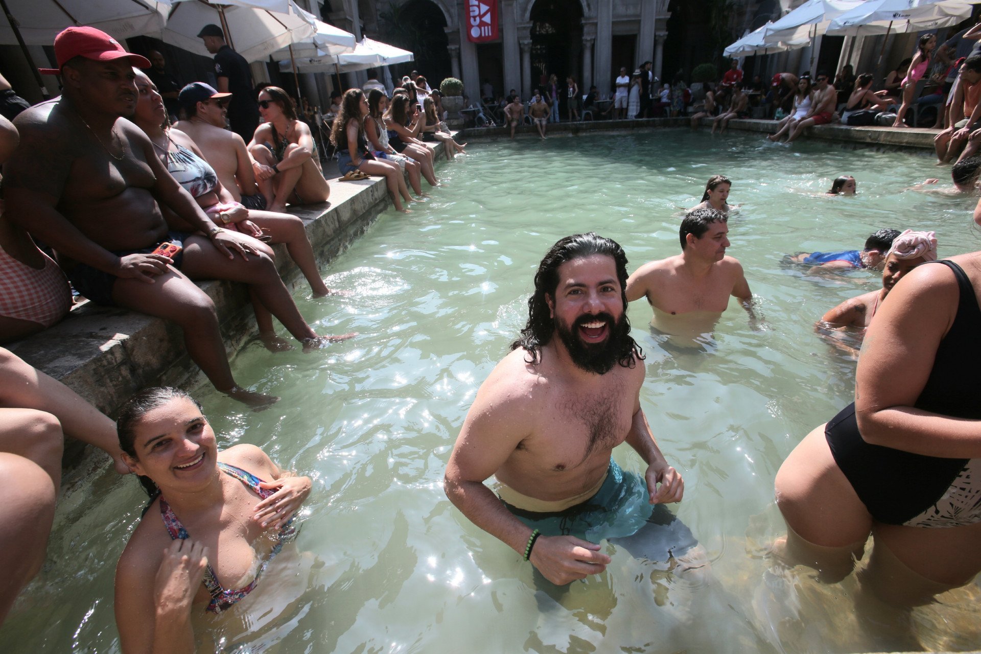  Na foto, Eduardo Jericó (de barba), curtindo o domingo de sol na piscina do Parque Lage - Cléber Mendes/Agência O Dia
