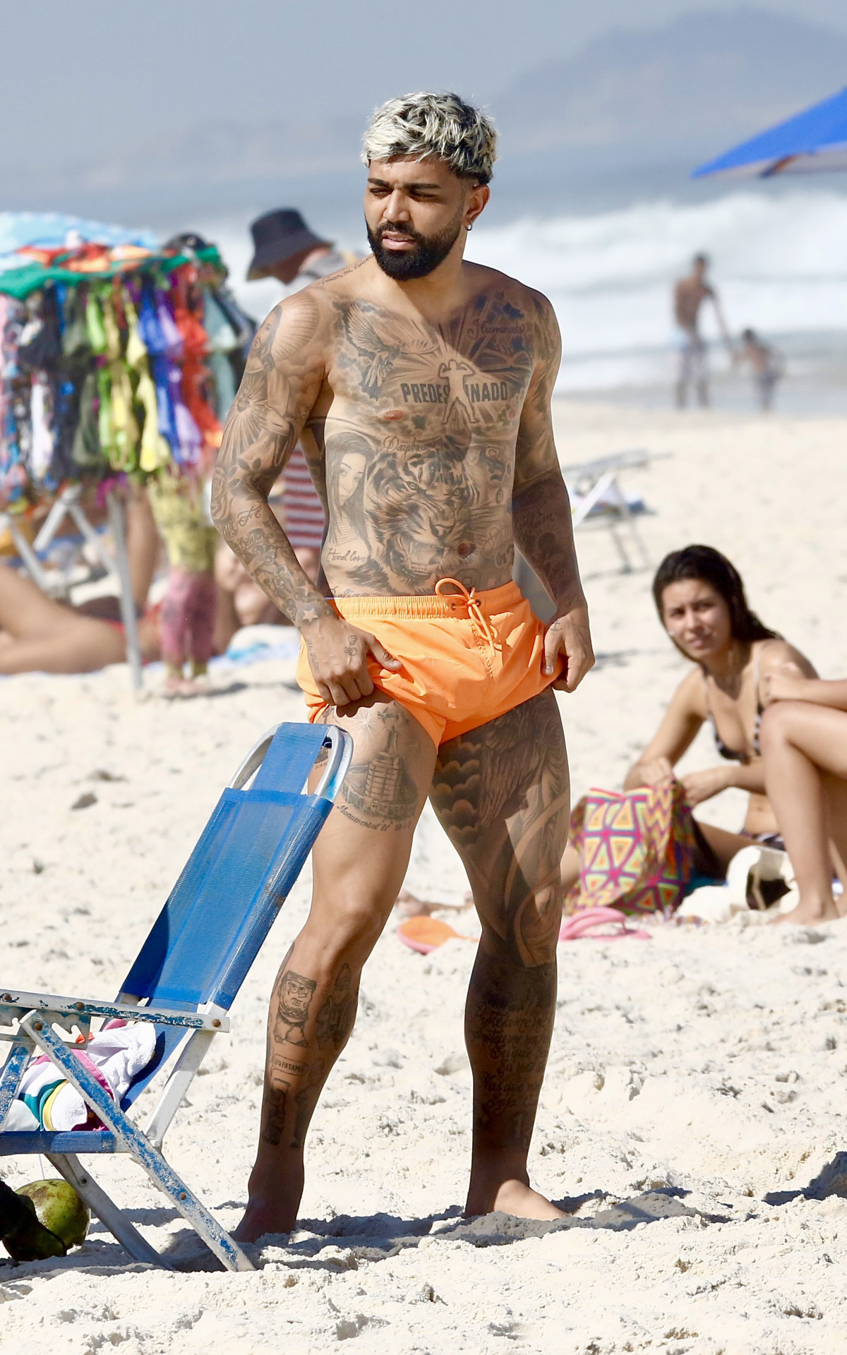 Gabigol curte dia de praia no mar da Barra da Tijuca, na Zona Oeste do Rio