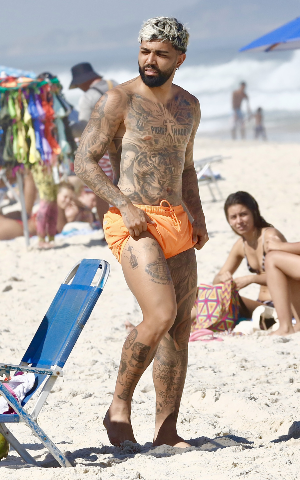 Gabigol curte dia de praia na Barra da Tijuca, na Zona Oeste do Rio