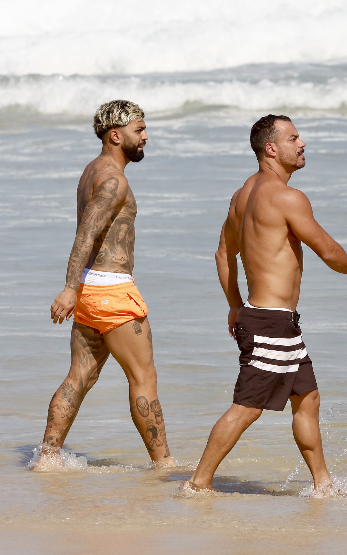 Gabigol curte dia de praia na Barra da Tijuca, na Zona Oeste do Rio