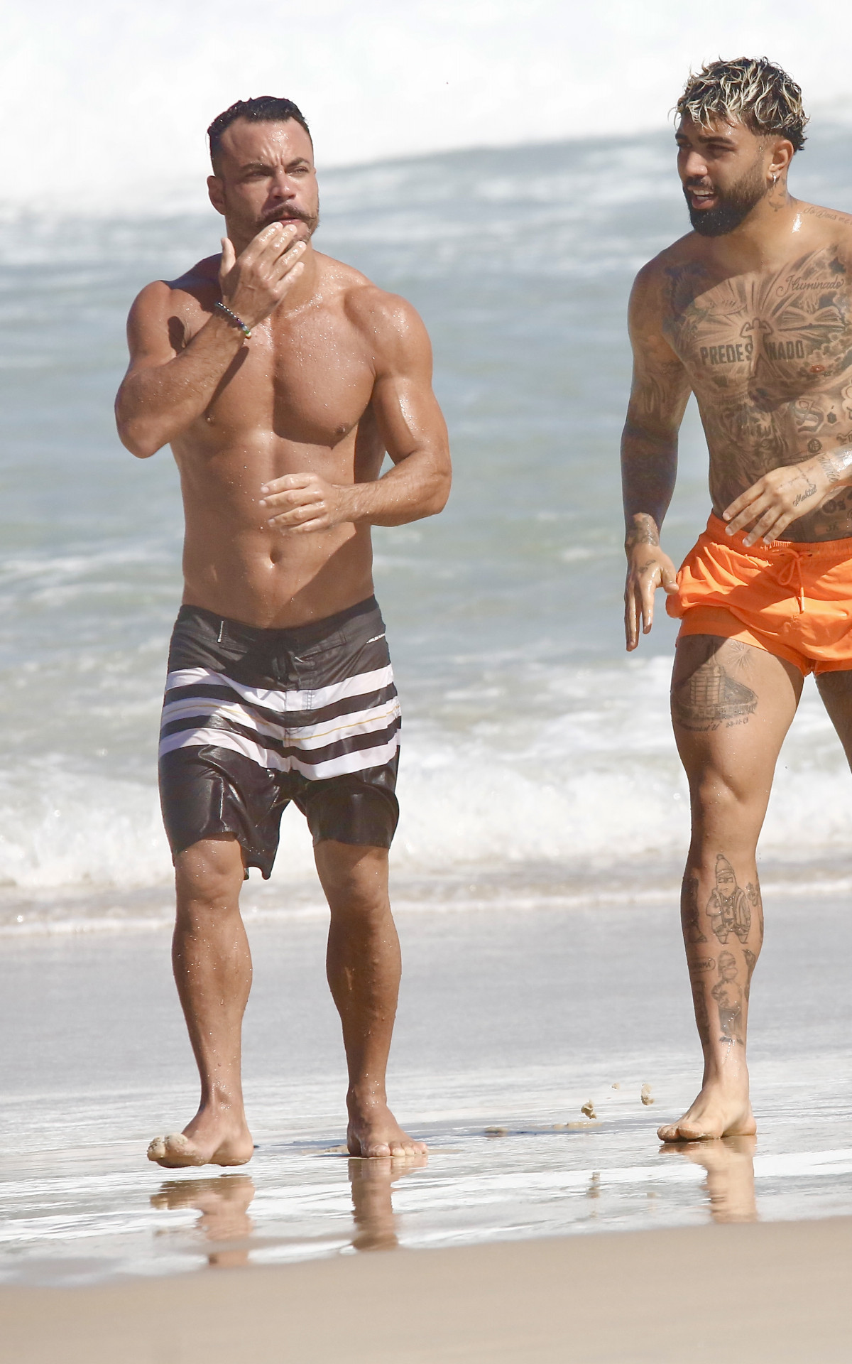 Gabigol curte dia de praia na Barra da Tijuca, na Zona Oeste do Rio