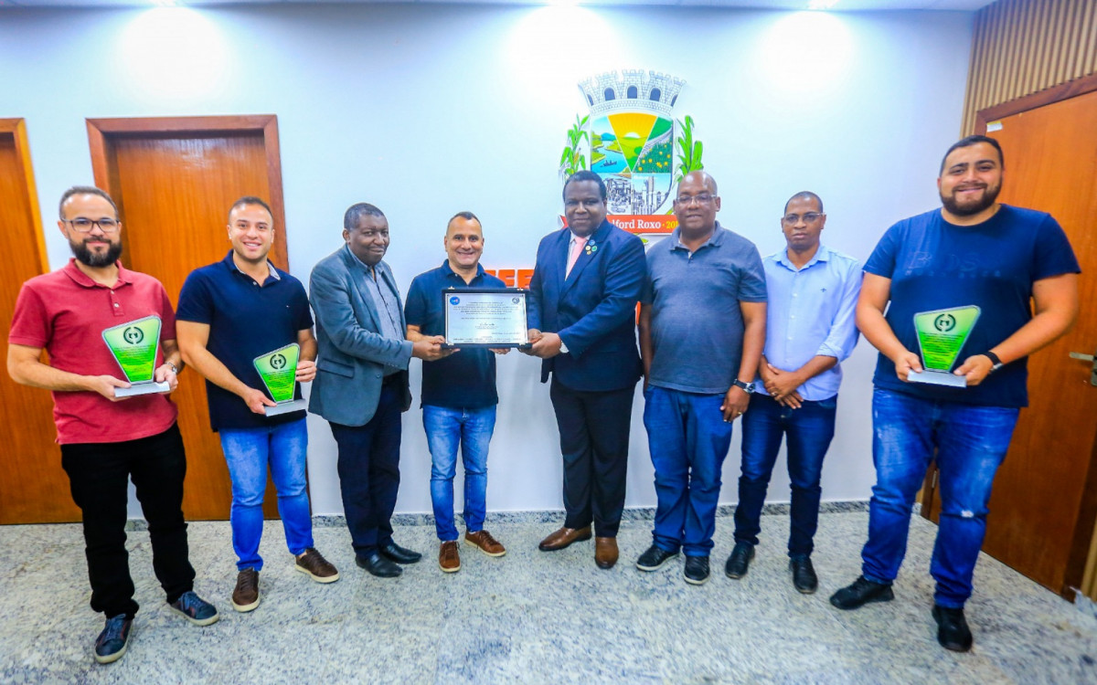 O prefeito Waguinho (ao centro) foi homenageado pelo pastor Flávio de Castro Marinho, da CEADER