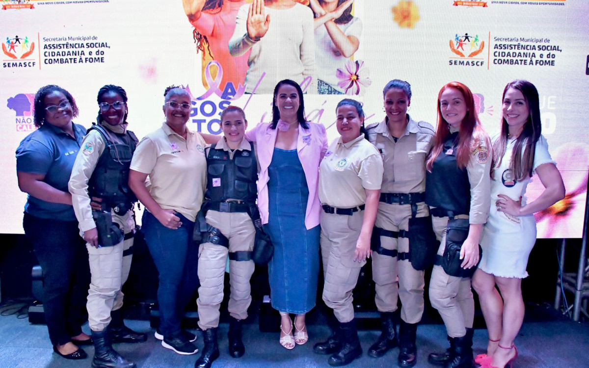 A secretária Tati Ervite (quinta da esquerda para a direita) e representantes da segurança Pública