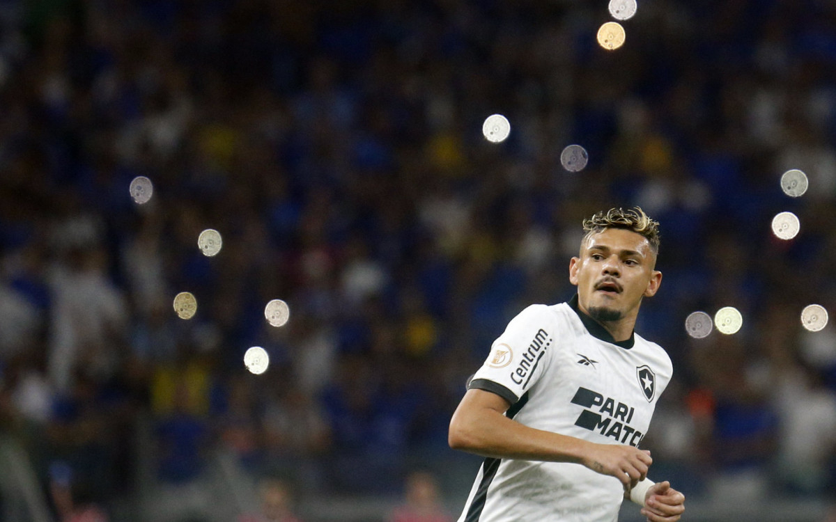 Tiquinho Soares se lesionou no duelo entre Cruzeiro e Botafogo