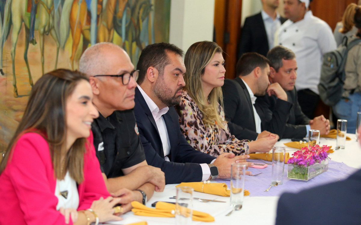 Almoço em homenagem aos agentes da Patrulha Maria da Penha e em celebração aos quatro anos do programa