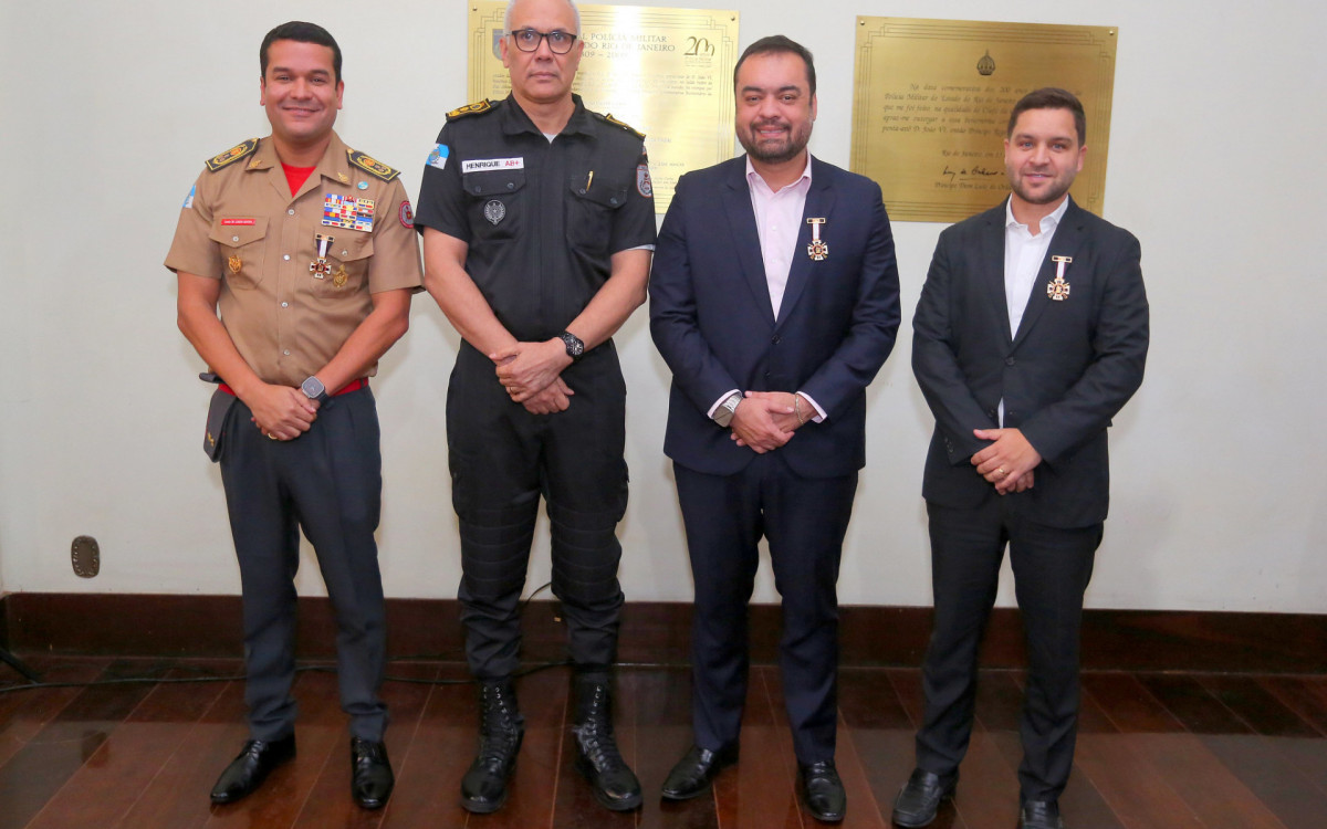Cláudio Castro e o vice-governador, Thiago Pampolha, receberam a medalha de Regimento Marechal Caetano de Faria
