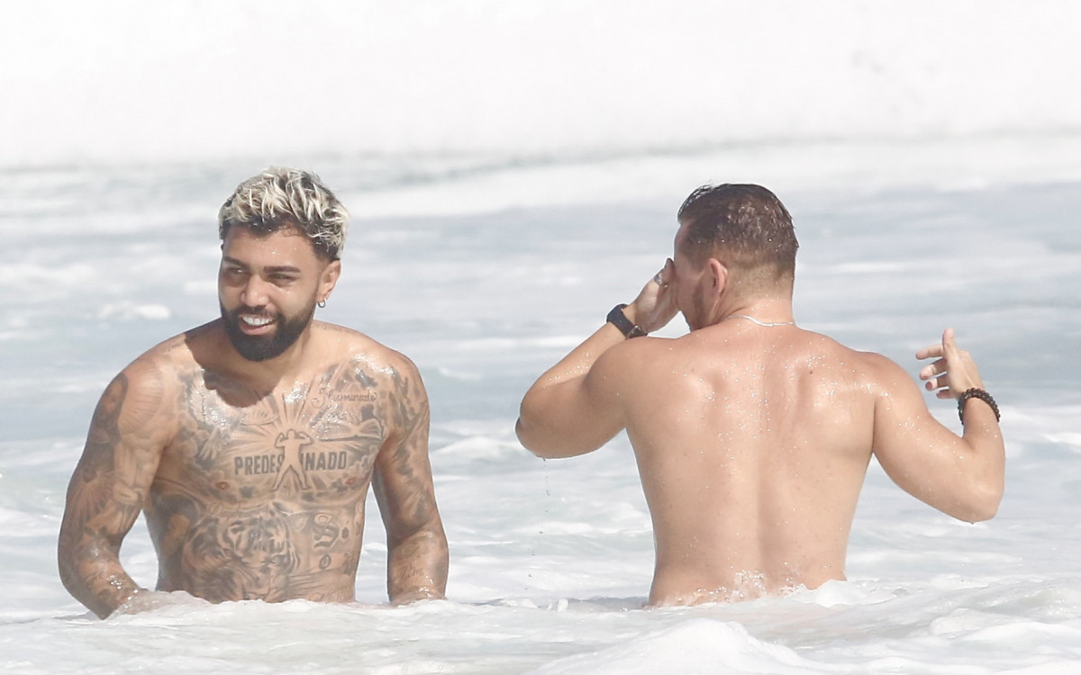 Gabigol curte dia de praia no mar da Barra da Tijuca, na Zona Oeste do Rio