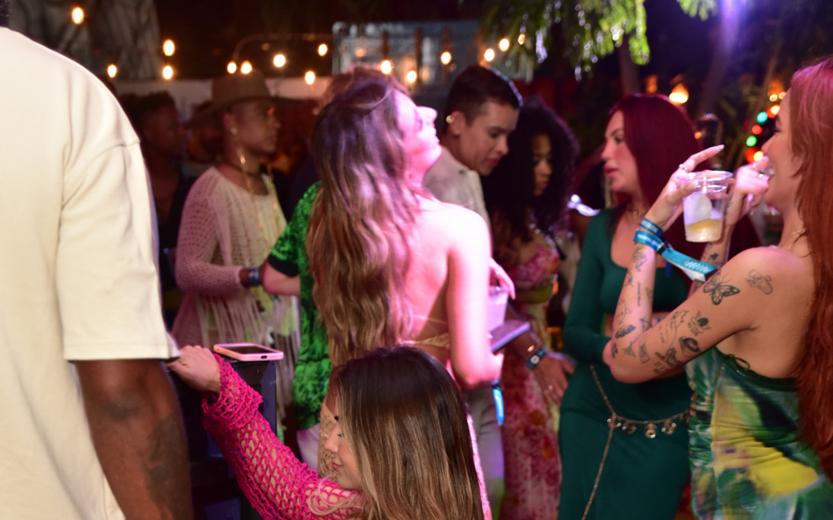 Ex-BBB Gabi Martins vai at&eacute; o ch&atilde;o na festa de Gabi Lopes em Cura&ccedil;ao