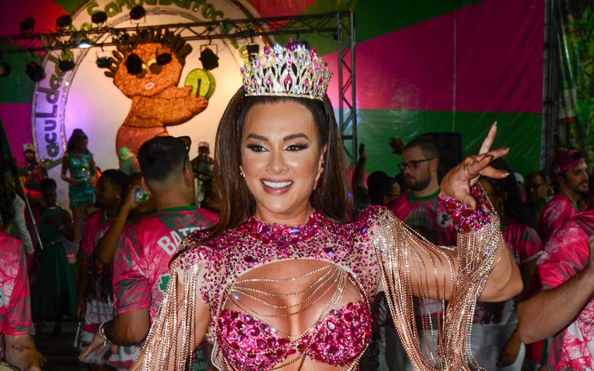 Juju Salimeni &eacute; coroada rainha de bateria da escola de samba paulista Barroca Zona Sul
