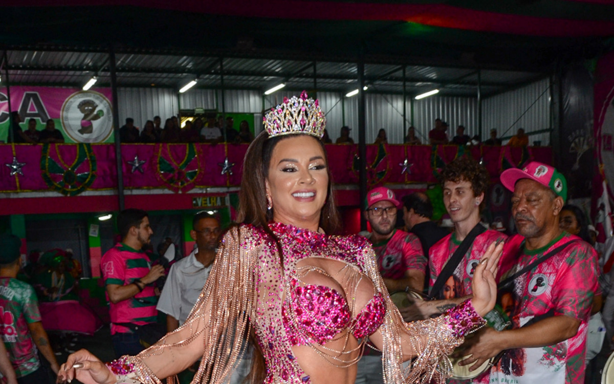 Juju Salimeni &eacute; coroada rainha de bateria da escola de samba paulista Barroca Zona Sul