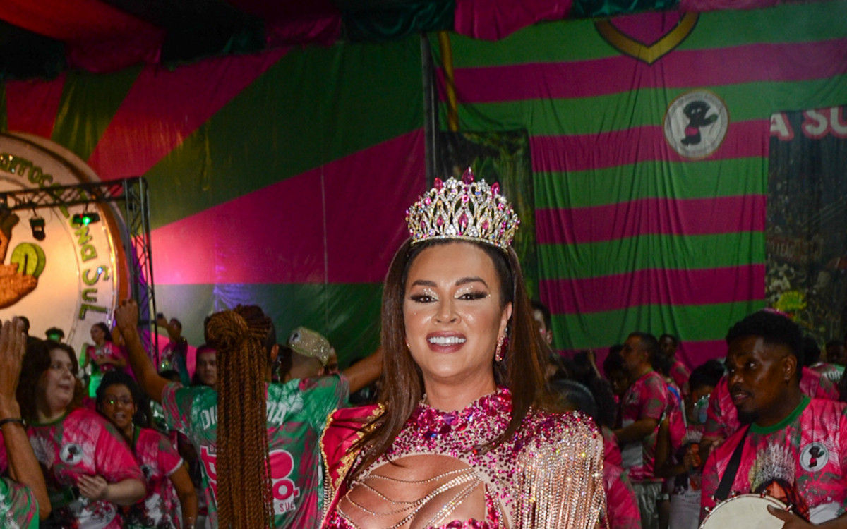 Juju Salimeni &eacute; coroada rainha de bateria da escola de samba paulista Barroca Zona Sul