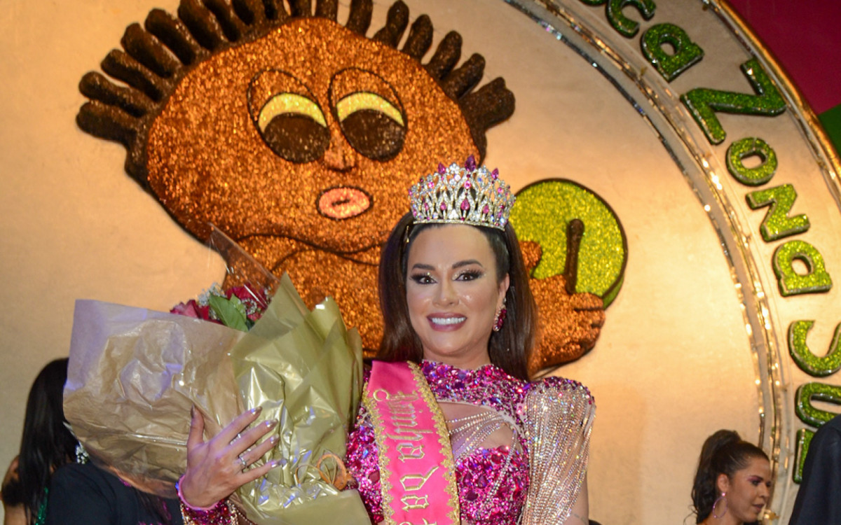 Juju Salimeni &eacute; coroada rainha de bateria da escola de samba paulista Barroca Zona Sul