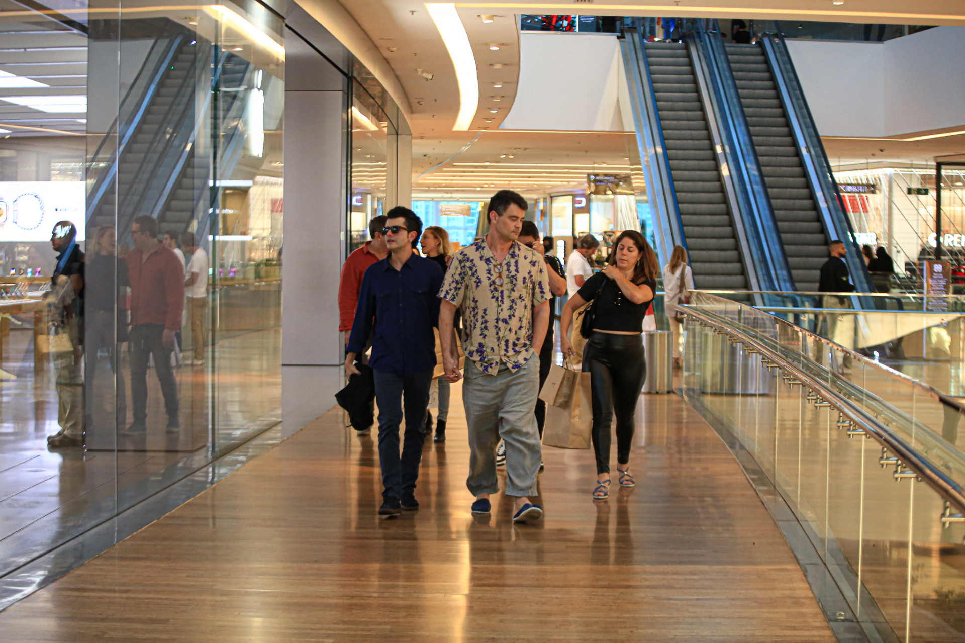 Carmo Dalla Vecchia passeia no shopping e dá selinho em amigo - Edson Douglas / Ag. News