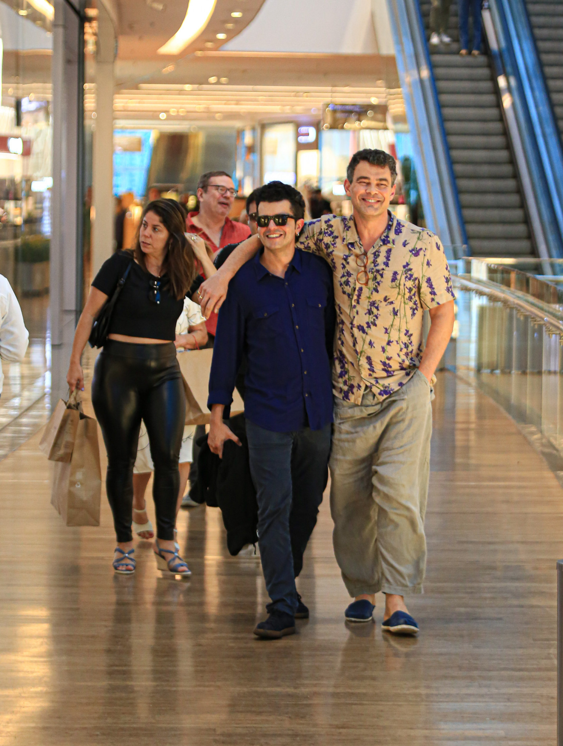 Carmo Dalla Vecchia passeia no shopping e dá selinho em amigo - Edson Douglas / Ag. News