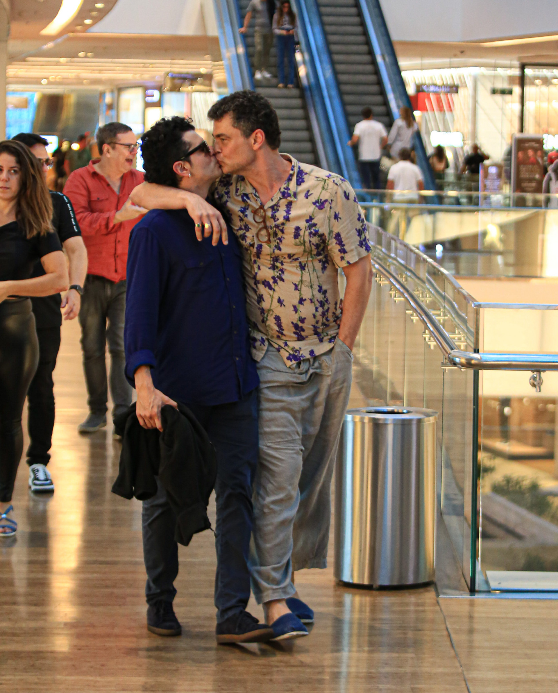 Carmo Dalla Vecchia passeia no shopping e dá selinho em amigo - Edson Douglas / Ag. News