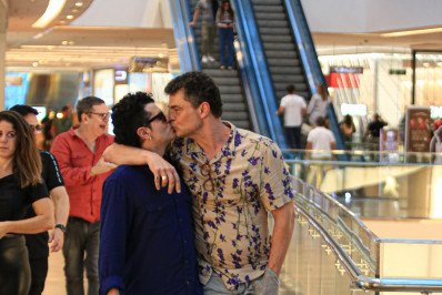 Carmo Dalla Vecchia beija amigo em shopping do Rio