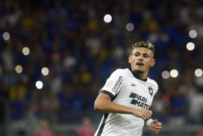 Tiquinho Soares tem lesão ligamentar no joelho e pode desfalcar o Botafogo por cinco semanas