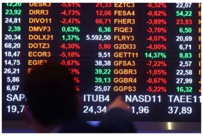 Após aprovação do arcabouço fiscal, Ibovespa sobe 1% puxado por commodities