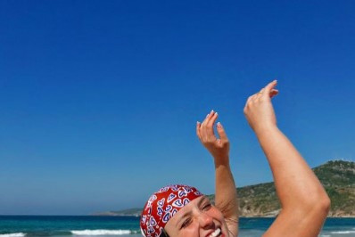 'Bailar no ritmo das ondas do mar', diz Larissa Manoela durante temporada na praia