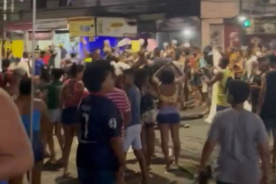Moradores fazem protesto contra ação policial que terminou em morte de menino na Cidade de Deus