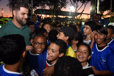 Moradora comemora investimentos na Baixada Campista e prefeito anuncia mais obras