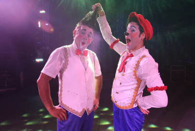 'Filho de peixe...' Pais inspiram filhos a seguirem a mesma profissão no circo e na música