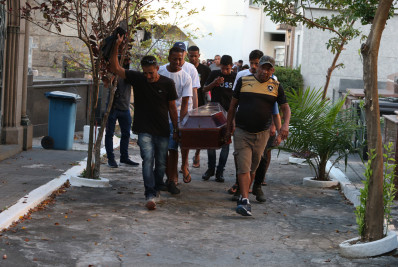 Comoção marca enterro de homem morto em ação da PM no Catete