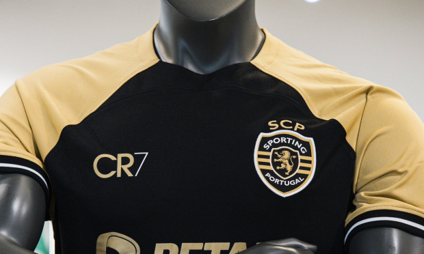 ユベントス CR7 シャツ 黒・黄色 Clube português lança camisa com marca de Cristiano Ronaldo na blusa