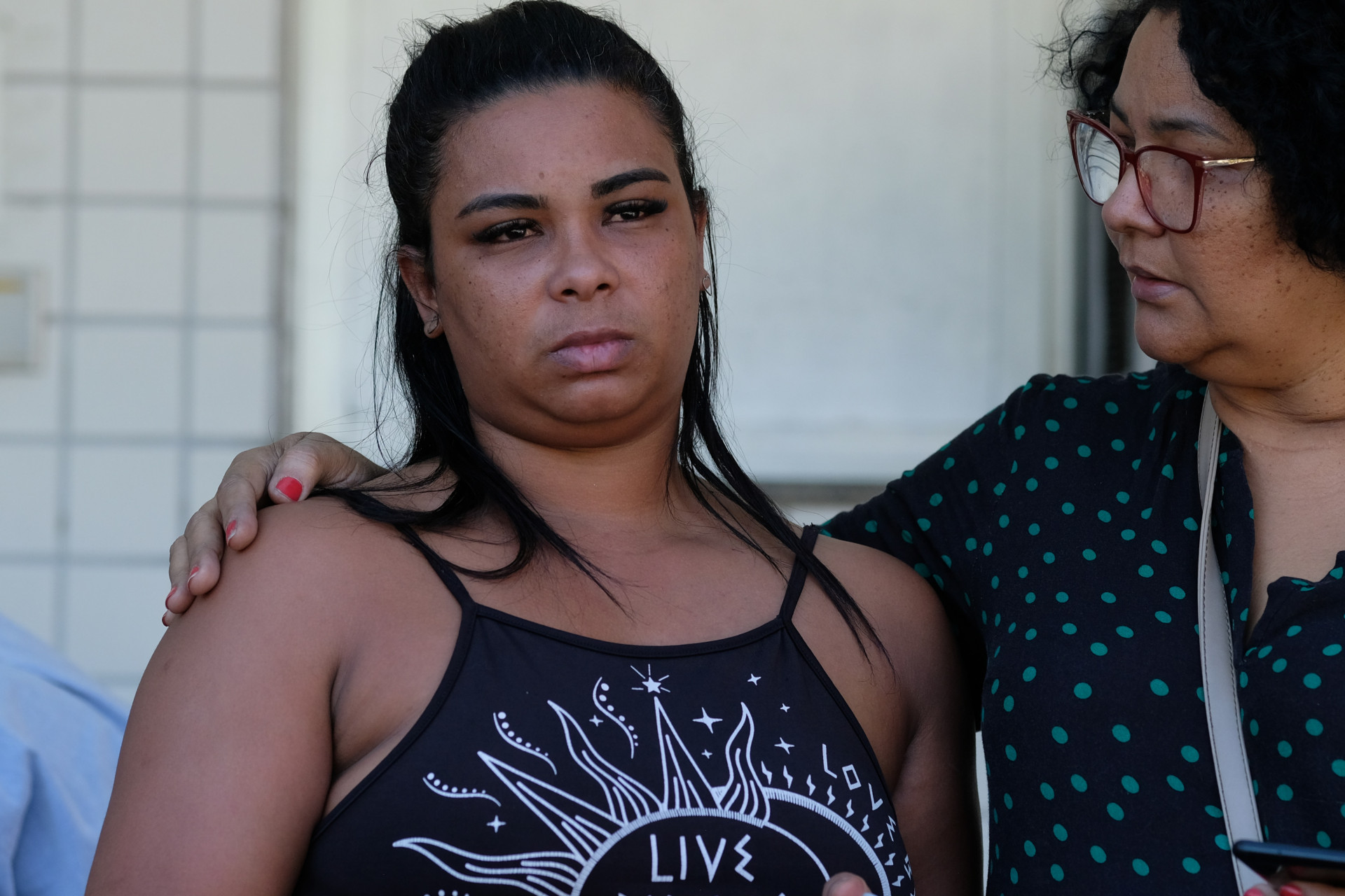 Priscila Menezes (esquerda), m&atilde;e do menino morto na Cidade de Deus e a tia, Ana Claudia Menezes (&oacute;culos), estiveram no Instituto M&eacute;dico Legal nesta segunda-feira (7) - Pedro Ivo/Ag&ecirc;ncia O Dia                                                                                                                                                                                                                                                     