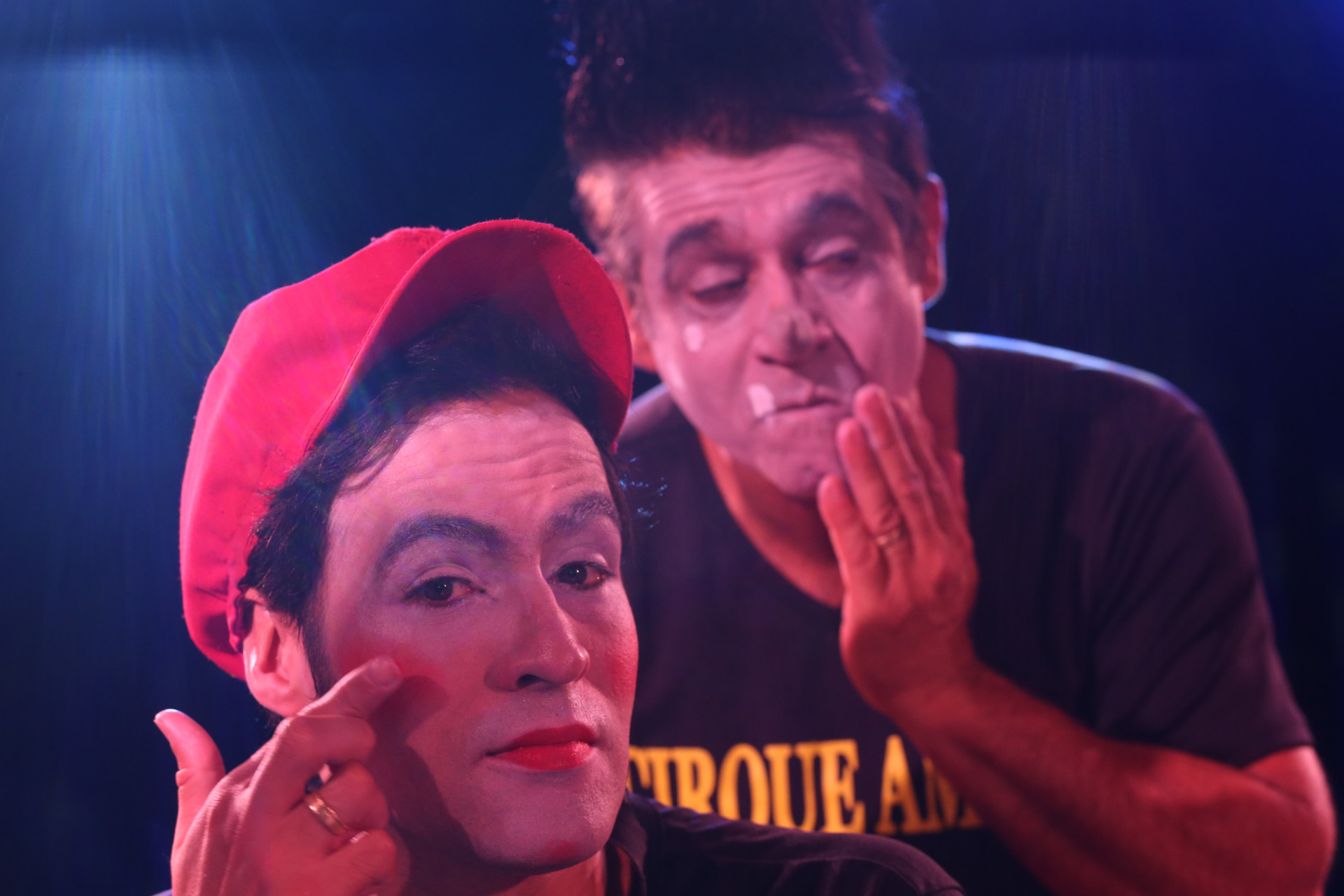 Pai e filho durante o processo de caracteriza&ccedil;&atilde;o dos palha&ccedil;os Matraca e Moroco - Cl&eacute;ber Mendes/Ag&ecirc;ncia O Dia