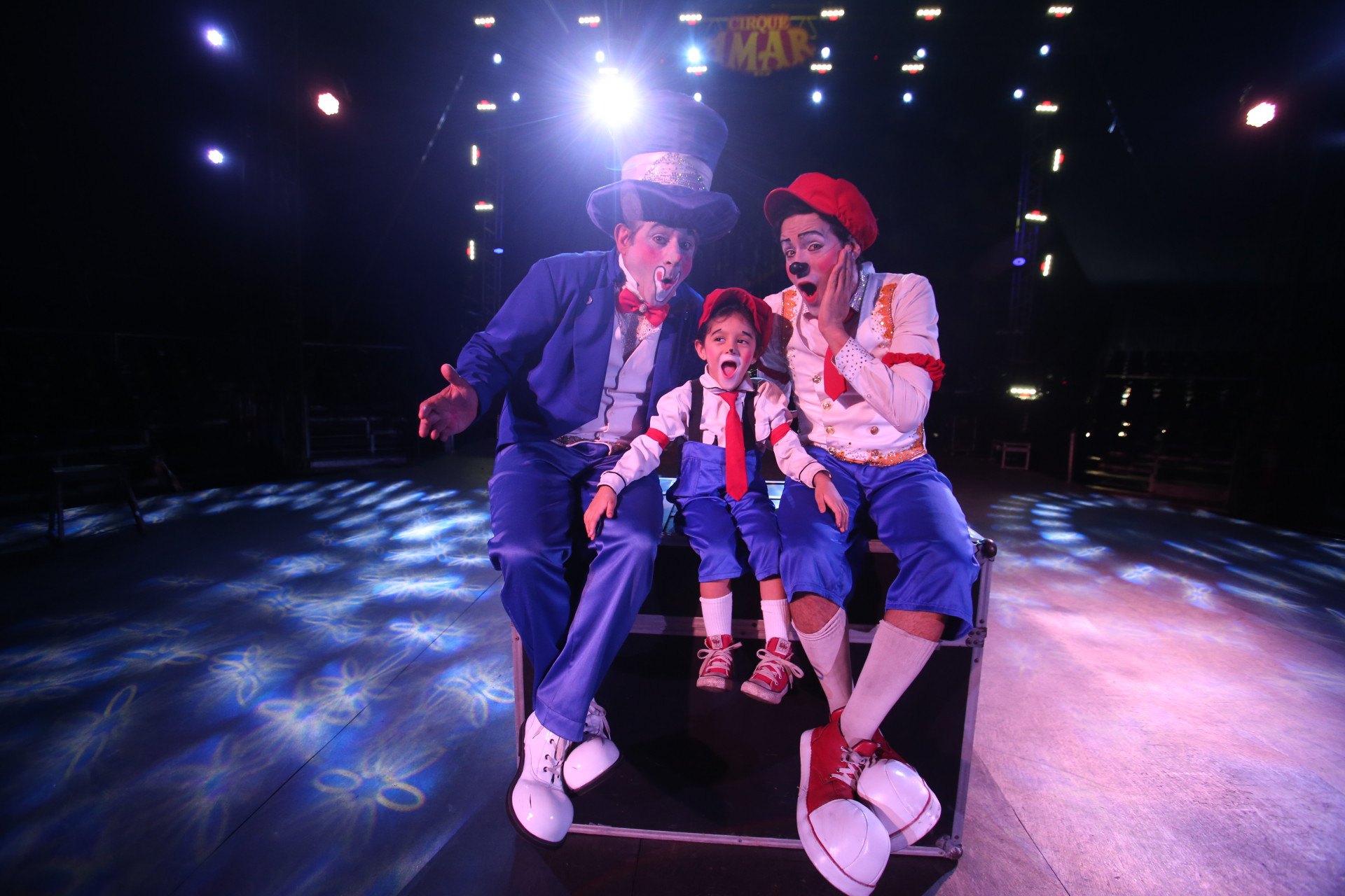 Pai e filho, os palha&ccedil;os Matraca e Moroco posam com a pequena Ysis Caetano, a Pa&ccedil;oquinha - Cl&eacute;ber Mendes/Ag&ecirc;ncia O Dia