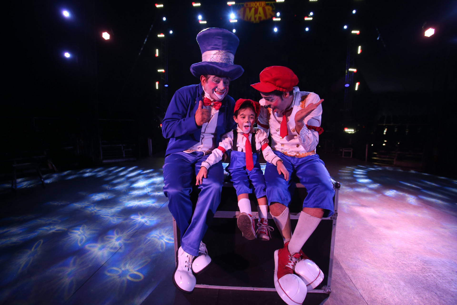  Ysis Caetano segue os passos do pai e av&ocirc;, j&aacute; se veste de palhacinha e se apresenta com eles - Cl&eacute;ber Mendes/Ag&ecirc;ncia O Dia