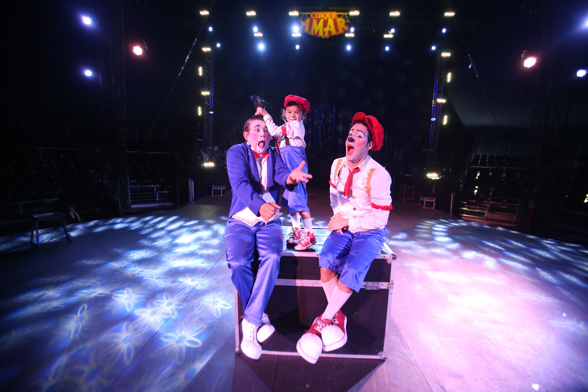 Pai e filho, os palha&ccedil;os Matraca e Moroco posam com a pequena Ysis Caetano, a Pa&ccedil;oquinha - Cl&eacute;ber Mendes/Ag&ecirc;ncia O Dia