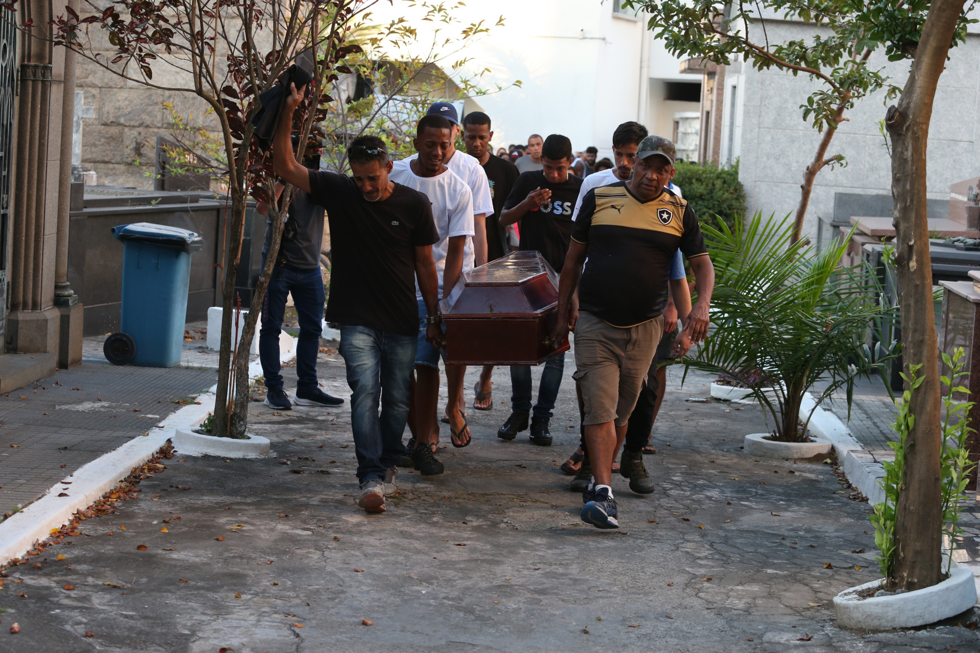 Na foto, parentes e amigos de Guilherme Lucas carregam seu caix&atilde;o do Cemit&eacute;rio de Catumbi - Cl&eacute;ber Mendes/Ag&ecirc;ncia O Dia