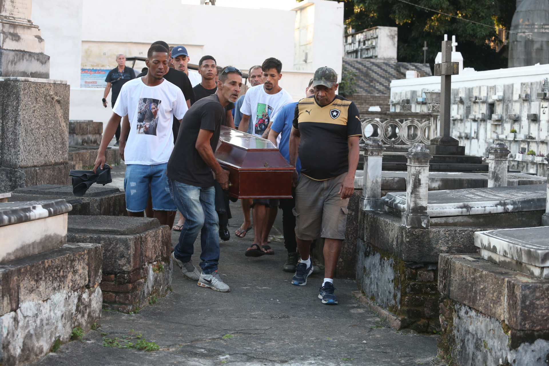 Na foto, parentes e amigos de Guilherme Lucas carregam seu caix&atilde;o do Cemit&eacute;rio de Catumbi - Cl&eacute;ber Mendes/Ag&ecirc;ncia O Dia