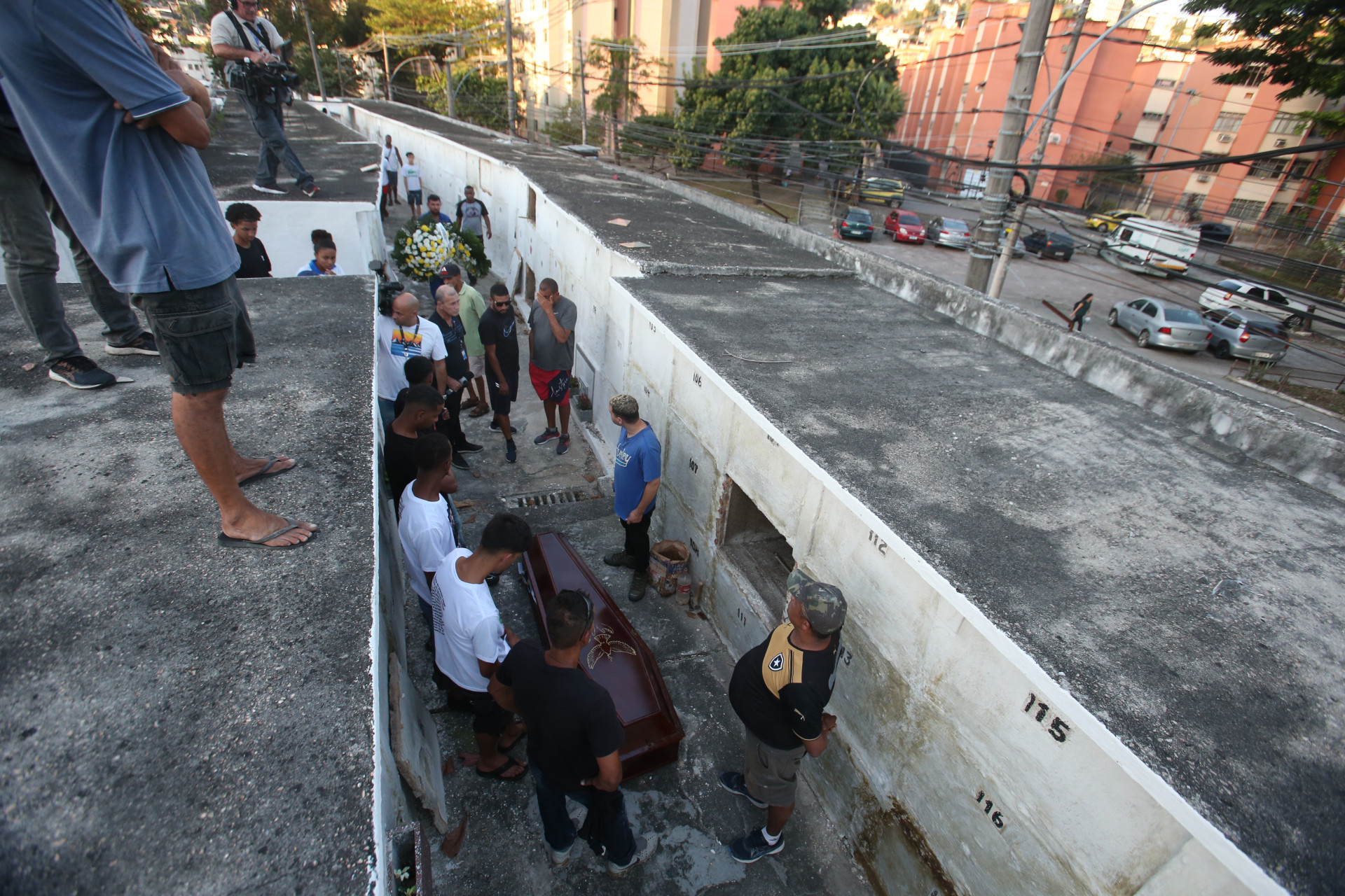 Na foto, o cortejo de Guilherme Lucas, no Cemit&eacute;rio do Catumbi - Cl&eacute;ber Mendes/Ag&ecirc;ncia O Dia