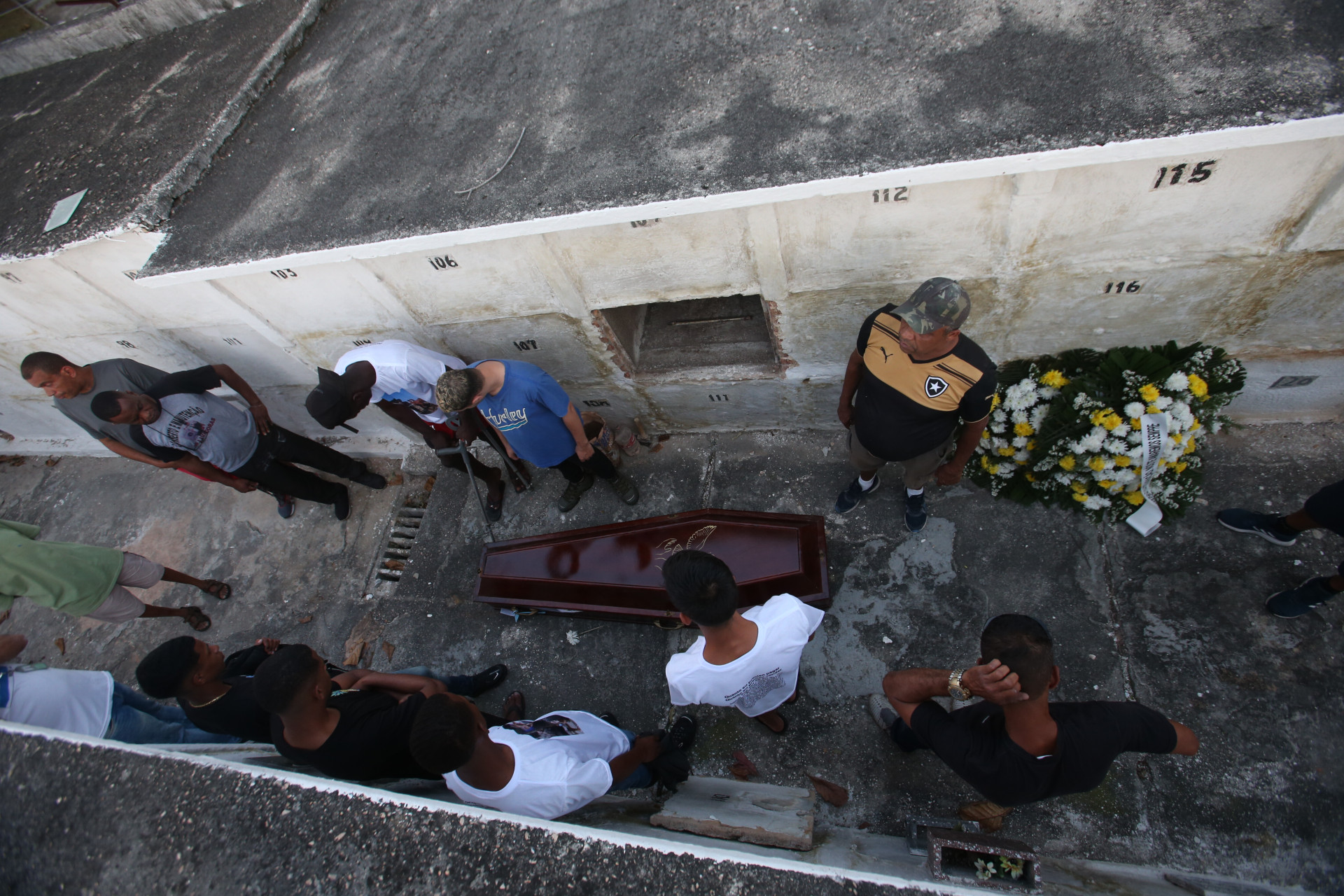 Na foto, o cortejo de Guilherme Lucas, no Cemit&eacute;rio do Catumbi - Cl&eacute;ber Mendes/Ag&ecirc;ncia O Dia