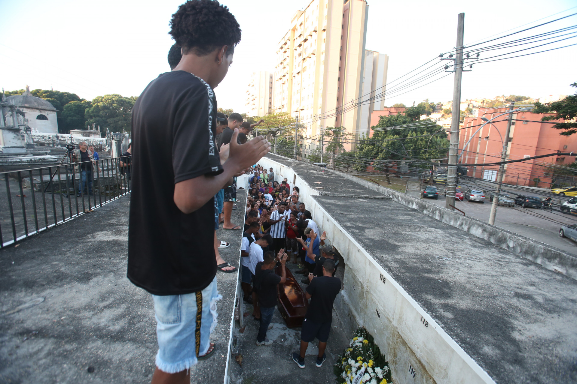 Na foto, o cortejo de Guilherme Lucas, no Cemit&eacute;rio do Catumbi - Cl&eacute;ber Mendes/Ag&ecirc;ncia O Dia