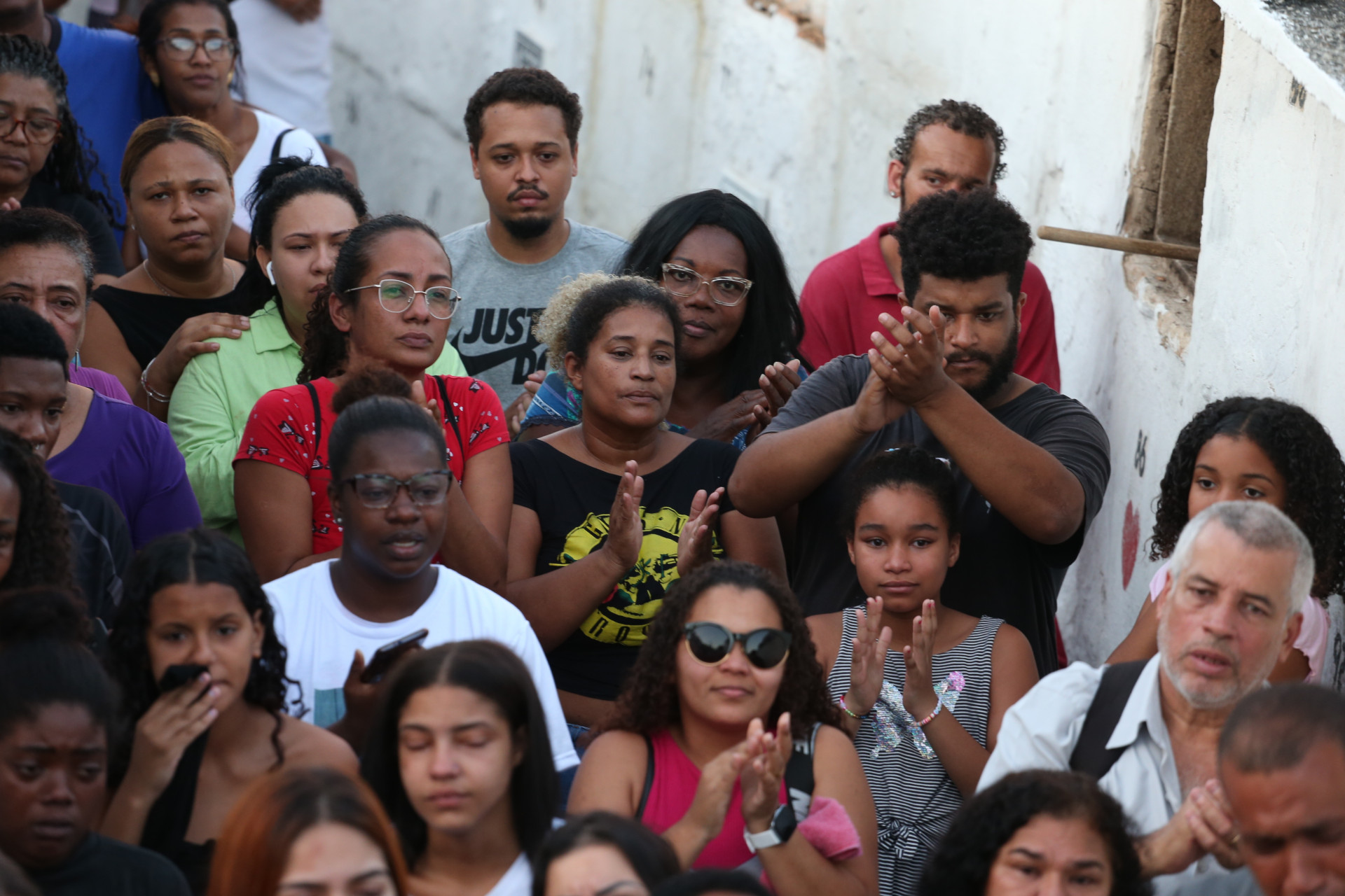 Na foto, a m&atilde;e de Guilherme Lucas, de blusa com estampa amarela, e o irm&atilde;o, Hugo Marcelo - Cl&eacute;ber Mendes/Ag&ecirc;ncia O Dia