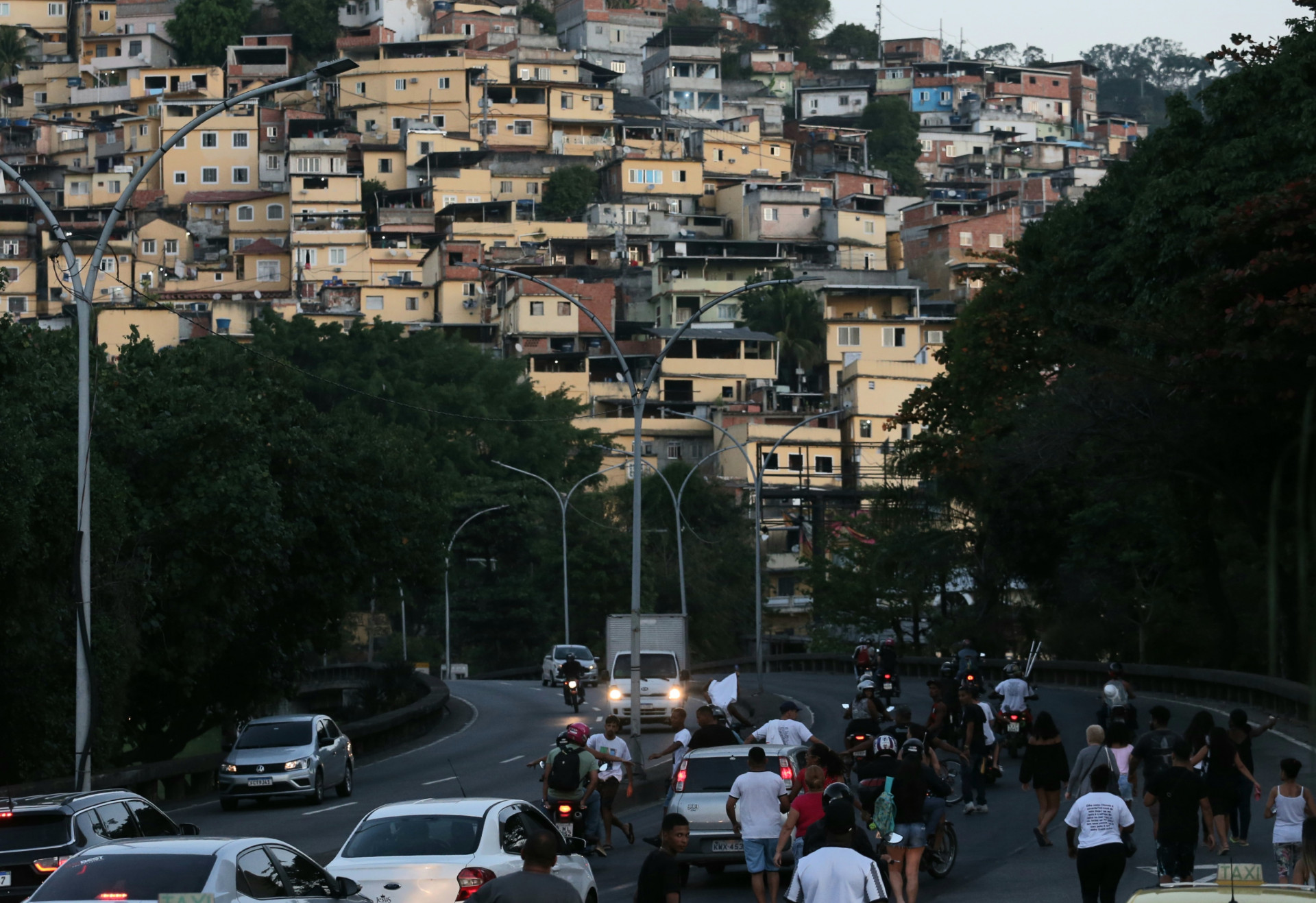 Na foto, amigos de Guilherme Lucas fizeram uma manifesta&ccedil;&atilde;o em Catumbi, sentido Zona Sul - Cl&eacute;ber Mendes/Ag&ecirc;ncia O Dia